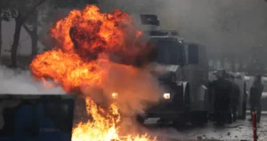 Protesty proti vláde v Albánsku sprevádzalo násilie, demonštranti útočili na políciu