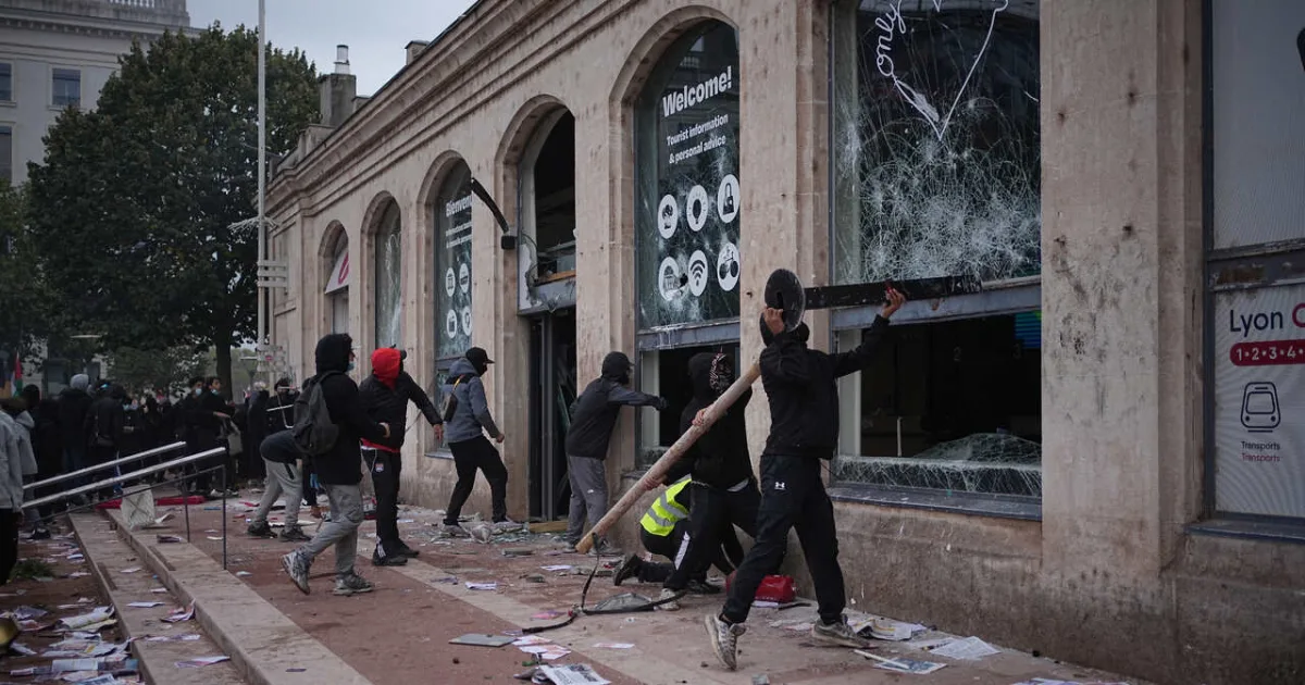 Protesty vo Francúzsku sa zvrhli na rabovanie, tisíce prevádzok sú v troskách