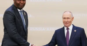 Putin sa zrejme zľakol fotky s Mozambičanom. Čo urobili v Kremli, aby ho nezosmiešnili?