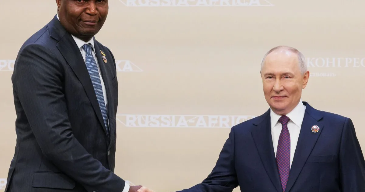 Putin sa zrejme zľakol fotky s Mozambičanom. Čo urobili v Kremli, aby ho nezosmiešnili?