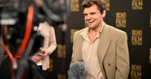 Ray Nicholson stále bojuje o uznanie, pri nakrúcaní filmu sa zranil