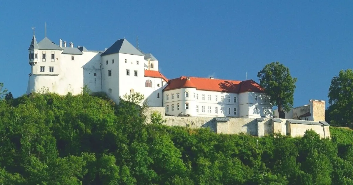 Rozprávkový hrad s luxusnými apartmánmi je na predaj, postavil ho kráľ