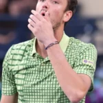 Rus Medvedev počas duelu s Djokovičom trafil diváka, rozhodca ho diskvalifikoval