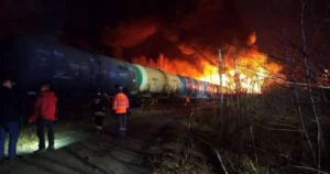 Ruskou železnicou v noci otriasli výbuchy, cisterny skončili v plameňoch
