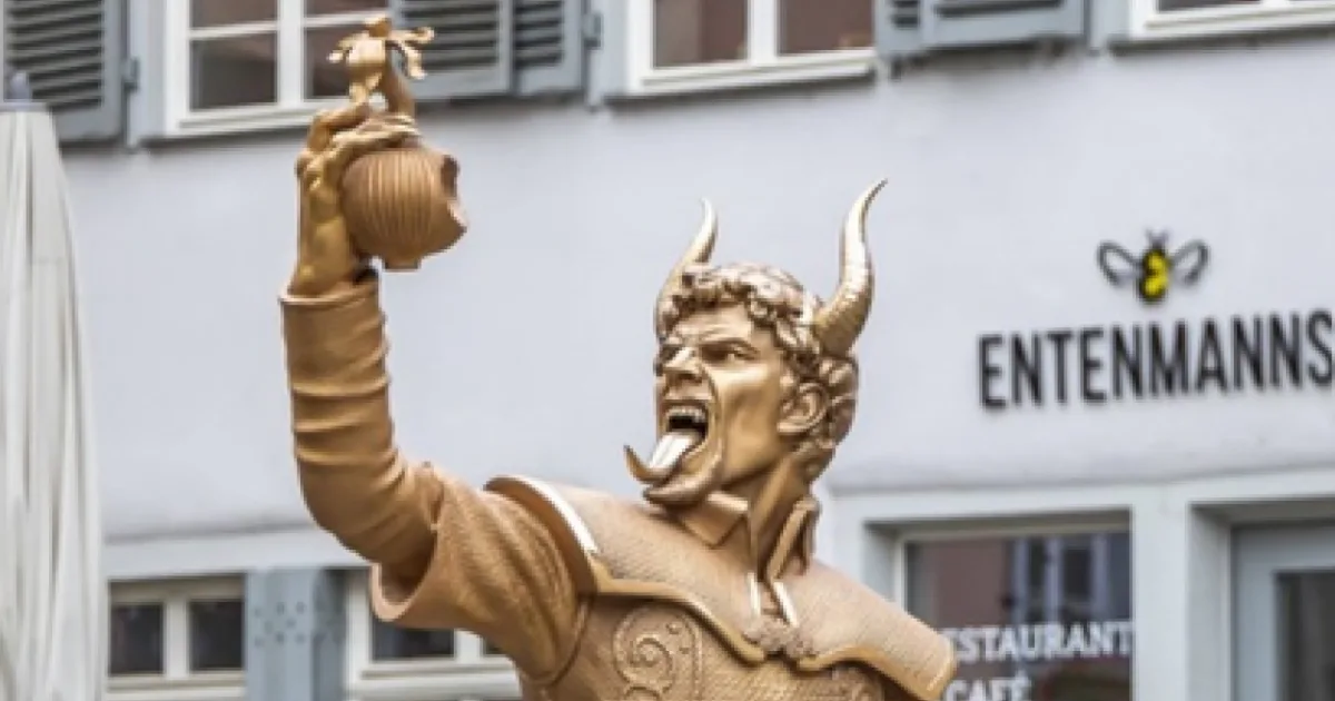 Socha cibuľového diabla rozdelila mestečko. Primátorovi hrozia smrťou, cirkev ju bráni