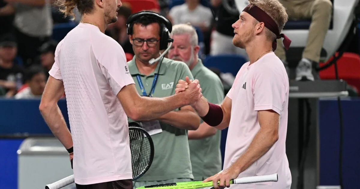 Šok v Šanghaji: Zverev aj Medvedev skončili, do finále ide nečakaný hrdina