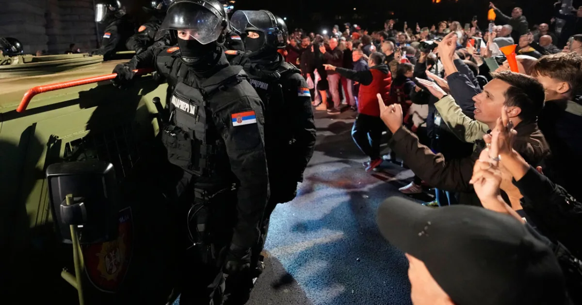 Srbsko bolo na pokraji násilného prevratu, v zákulisí sa spomína Orbán