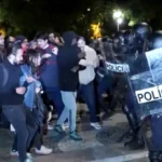 Stany v centre mesta pre nedostupné bývanie. Polícia v noci tvrdo zasiahla