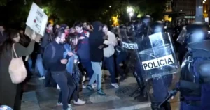 Stany v centre mesta pre nedostupné bývanie. Polícia v noci tvrdo zasiahla