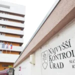 Štát žiada od občanov šetrenie, sám je však veľkorysý
