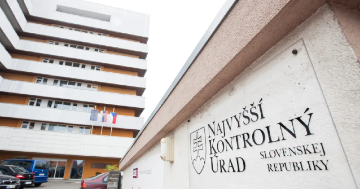 Štát žiada od občanov šetrenie, sám je však veľkorysý