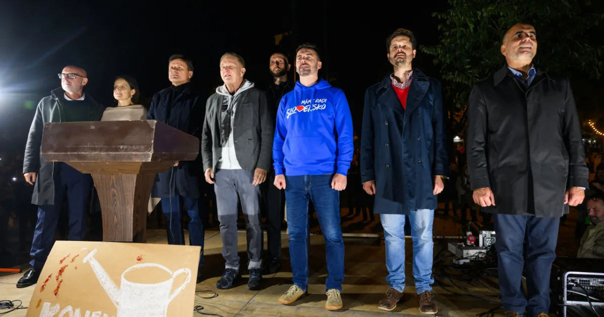 Stovky ľudí zaplnili Námestie SNP na protestnom zhromaždení opozície