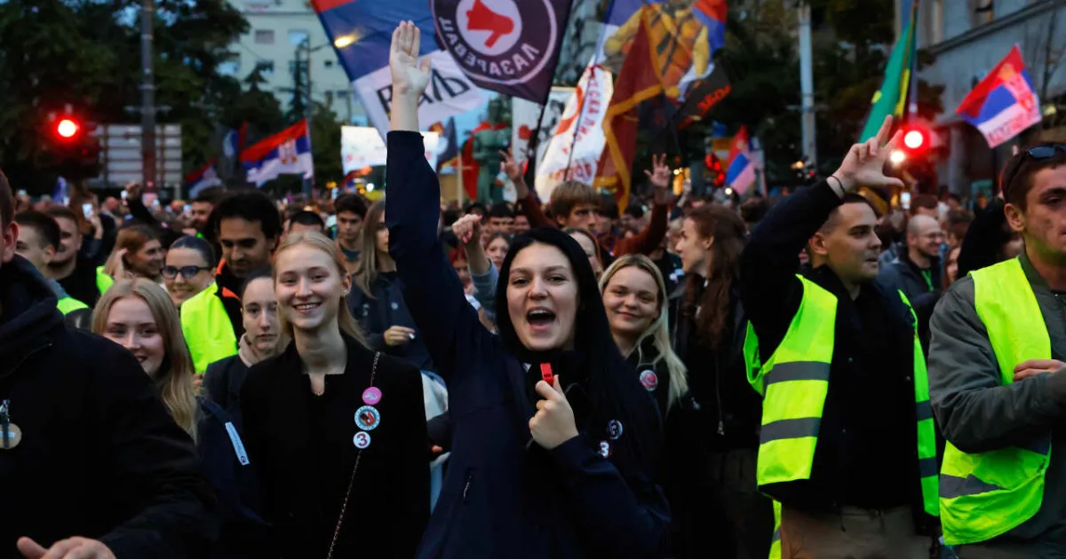 Študenti skandujú: Srbsko alebo mafia. Krajina volí. Získal Fico Vučičovi hlasy?