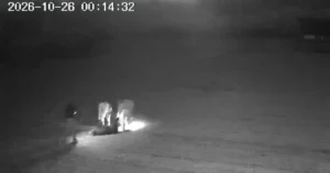 Štyria muži privliekli na ihrisko diviaka a rozporcovali ho