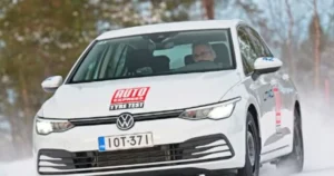 Test 30 zimných pneumatík šokoval. Brzdenie sa líši o 15 m. Ktoré lacné sú nebezpečné?