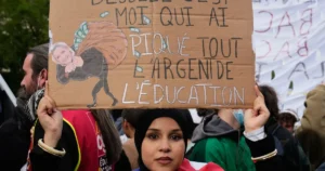 Tisíce mladých Francúzov protestovali pokojne, pred víkendom hrozia ďalšie zákazy