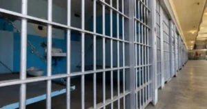 Tričko sa zachytilo o skrutku a začalo ho škrtiť. Chlapec (13) sa obesil v tobogane