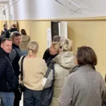 V Bratislave sa pri hlasovaní tvorili obrovské rady, voliť sa môže aj po 20.00 h
