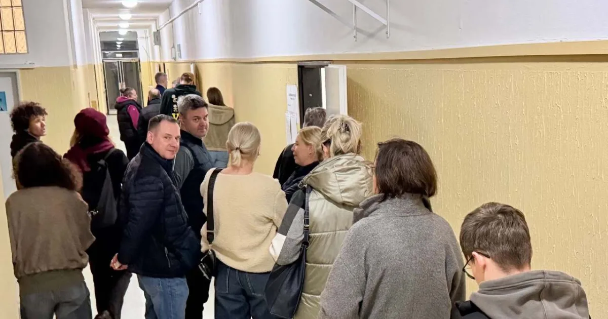 V Bratislave sa pri hlasovaní tvorili obrovské rady, voliť sa môže aj po 20.00 h