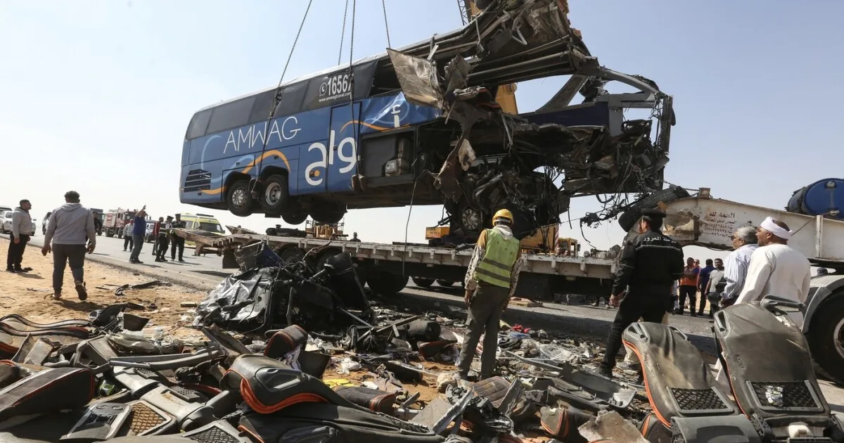 V Egypte havaroval autobus s turistami. Hlásia 13 mŕtvych a desiatky zranených