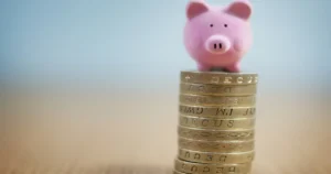 Väčšina Slovákov sníva o našetrených 8 553 eur, no realita je iná
