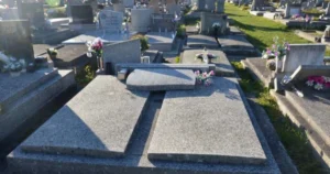 Vandali opäť vyčíňali na cintoríne vo Vrútkach, poškodili 40 hrobov