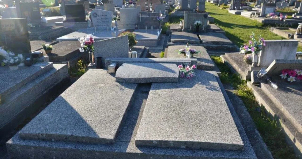 Vandali opäť vyčíňali na cintoríne vo Vrútkach, poškodili 40 hrobov