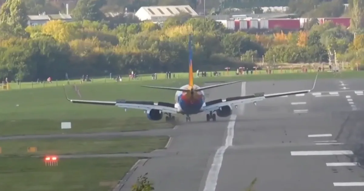 VIDEO: Boeing zišiel pri pristávaní z dráhy, spod kolies vyletela hlina 8 VIDEO: Boeing zišiel pri pristávaní z dráhy, spod kolies vyletela hlina