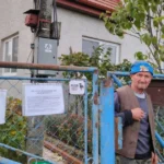 VIDEO: Chorý muž terorizuje dedinu, posiela pohrebníkov a vyhráža sa