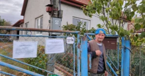 VIDEO: Chorý muž terorizuje dedinu, posiela pohrebníkov a vyhráža sa