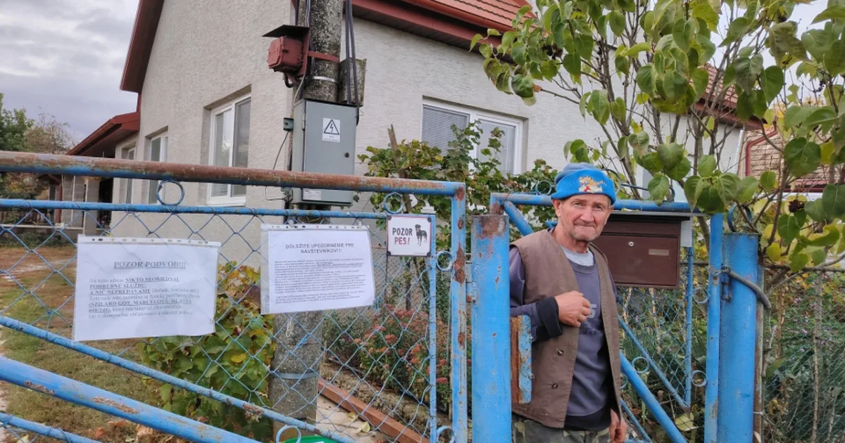 VIDEO: Chorý muž terorizuje dedinu, posiela pohrebníkov a vyhráža sa