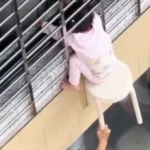 VIDEO: Dievčatko viselo z 12. poschodia. Susedia ho pol hodiny podopierali stoličkou