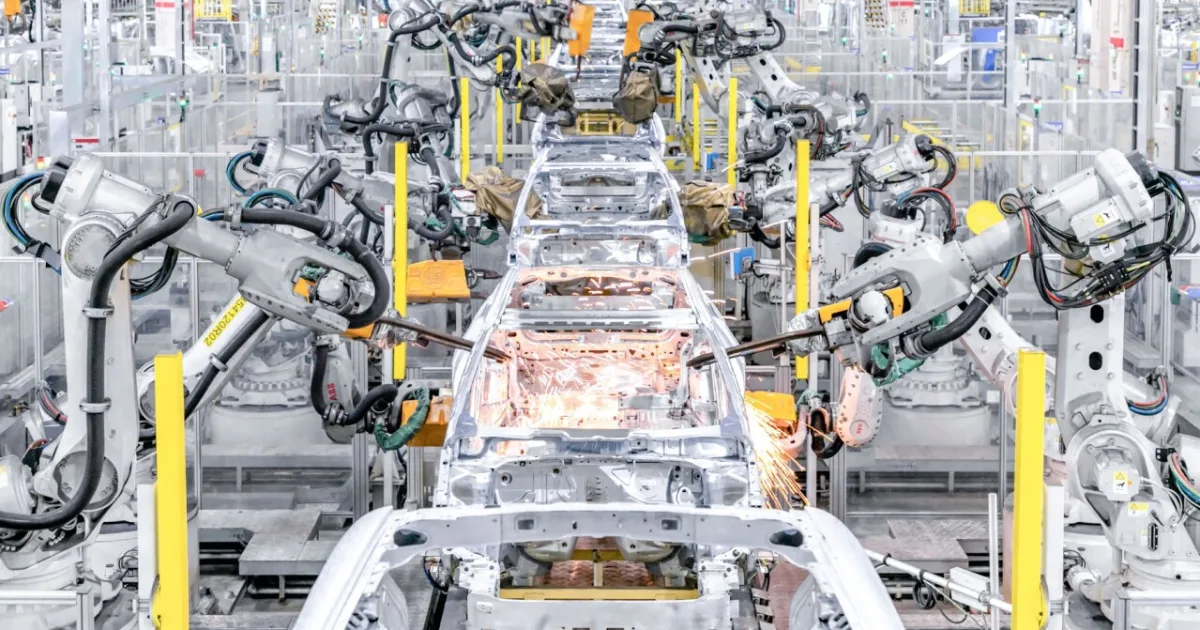 Volvo prepustí 2 500 ľudí, automobilka hlási miliardovú stratu 8 Volvo prepustí 2 500 ľudí, automobilka hlási miliardovú stratu