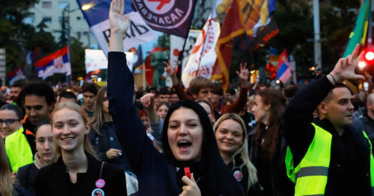 Vučić po dvoch rokoch protestov čelí boju o politické prežitie