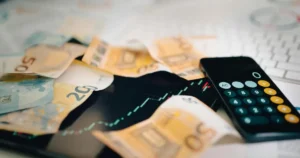 Zamestnancom sa od januára zvýši mzda o desiatky eur, schválil to zákon
