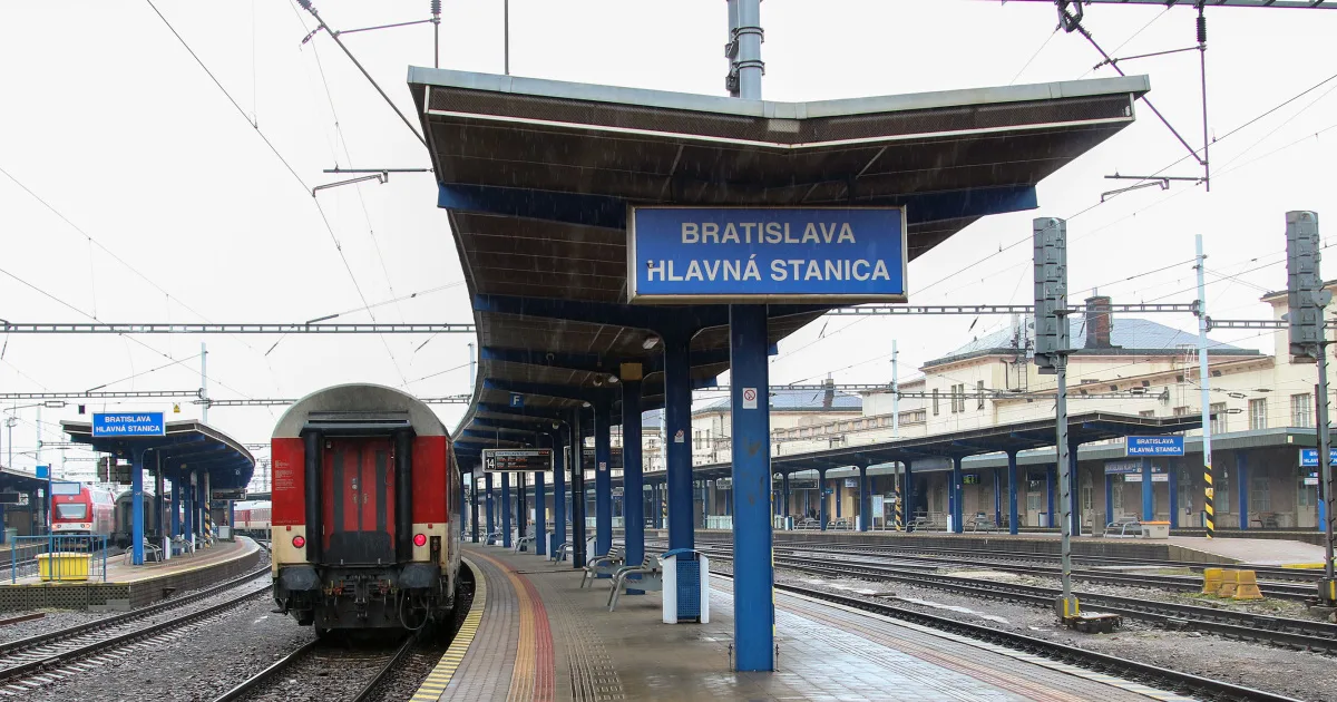 Železničiari hrozia štrajkom, vedenie ponúka 200 eur aj vyššie platy. Ustúpia odborári?